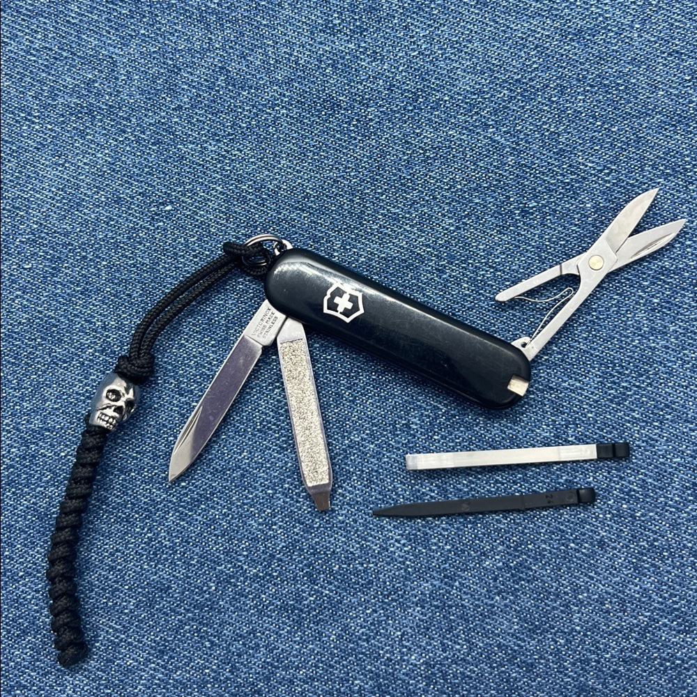 Victorinox Classic SD Swiss Army Knife 58mm SAK with Paracord Lanyard EUC